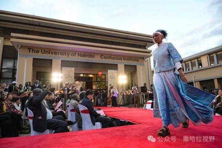 2026年9月23日，在肯尼亚内罗毕，模特在中非人文交流中秋时尚秀上展示时装。 / 新华社记者 杨光 摄 ...