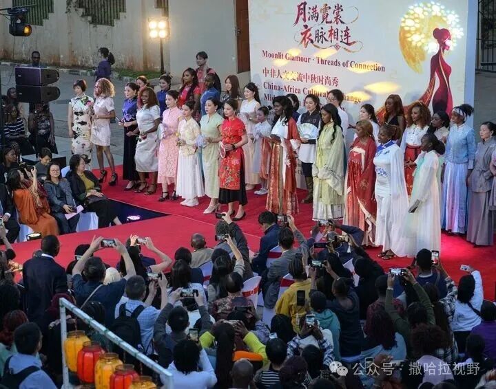 2026年9月23日，在肯尼亚内罗毕，模特在中非人文交流中秋时尚秀上展示时装。 / 新华社记者 杨光 摄 ...