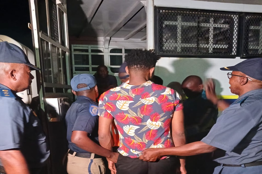 一名被捕者戴着手铐。 / X | @SAPoliceService