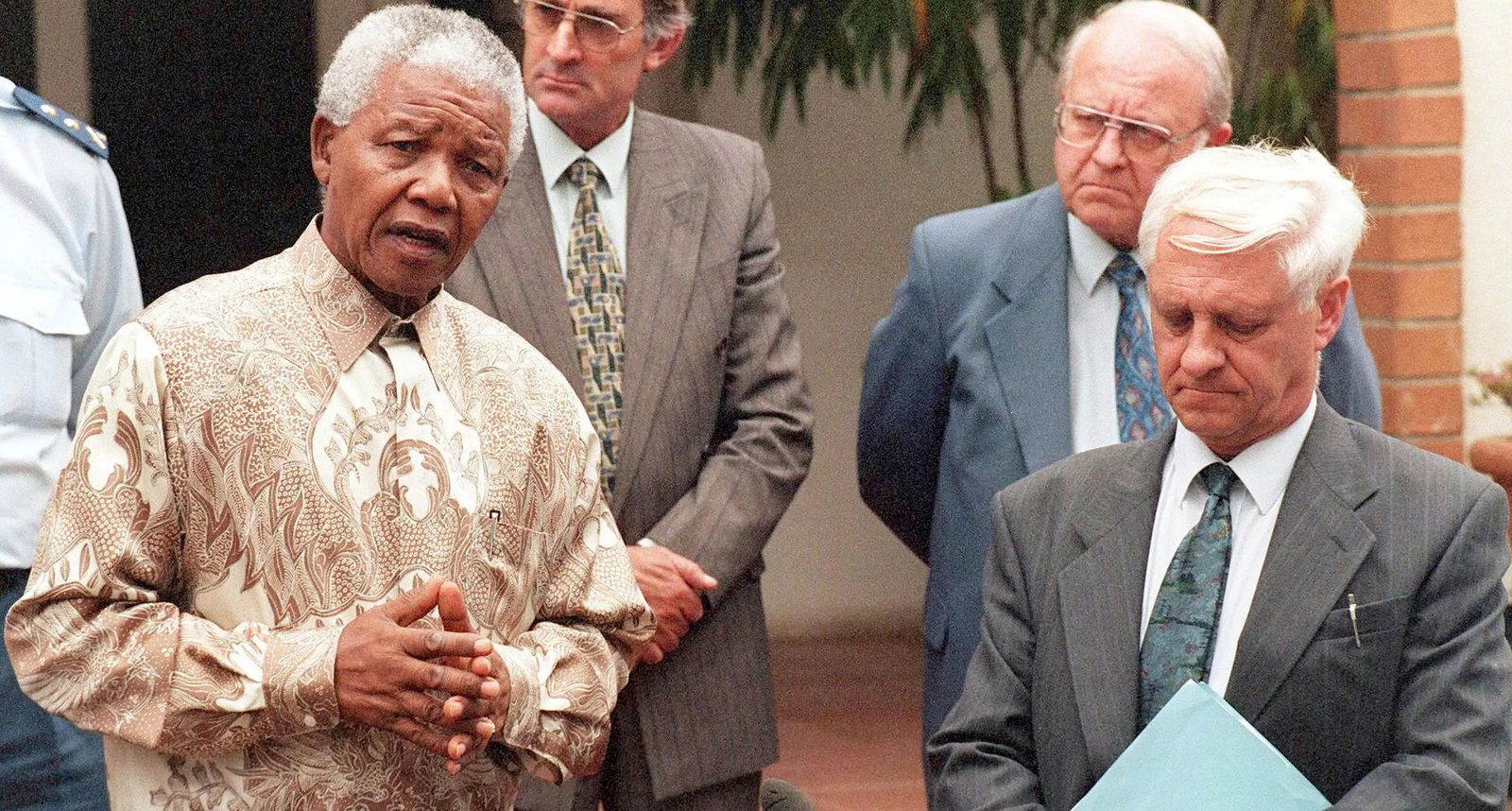 1997年11月28日，曼德拉在约堡会见Constand Viljoen（右）等人后面对媒体。 / Walter Dhladhla / AFP ...