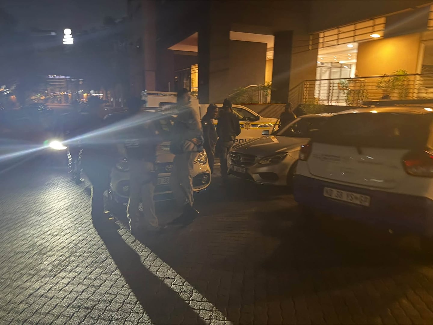 Fourways的City Lodge酒店停车场内的警员与安保人员。 / supplied