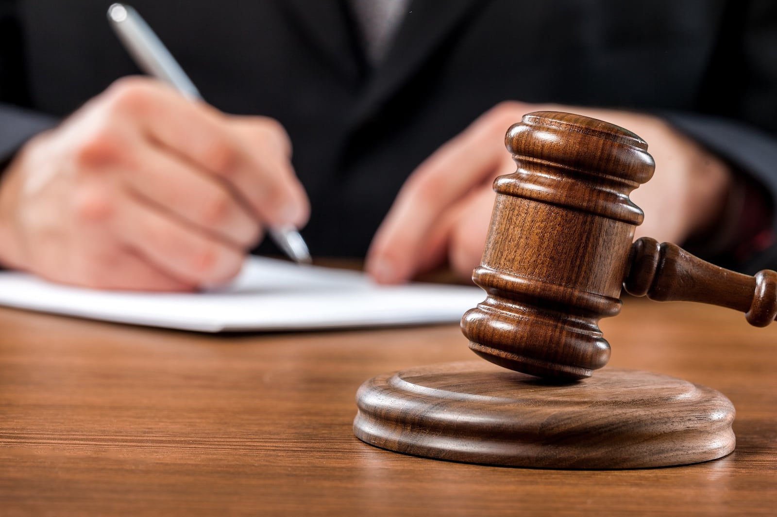 法槌资料图。仲裁裁决认定Hussun Abdul Khalek Omar须对被挪用资金承担个人责任。 / olegdudko/123rf.com ...