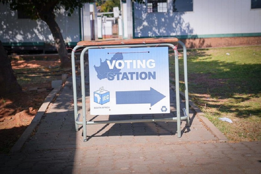 资料图：投票站指示牌。 / X | @IECSouthAfrica