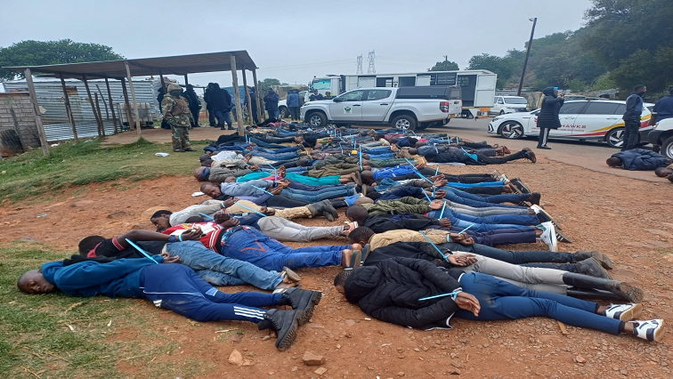 豪登省打击非法采矿行动现场，原文配图。 / @SABCNews_Radio