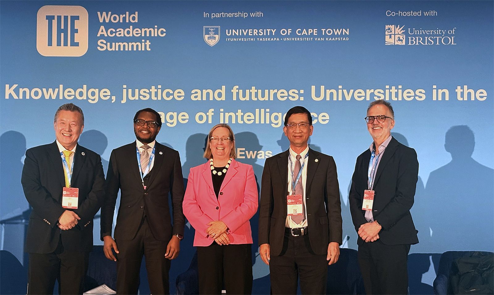 峰会讨论现场，左起为Jun Liu、Mosa Moshabela、Evelyn Welch、Jianhua Yan和Trevor Young。 / Siyabonga G ...