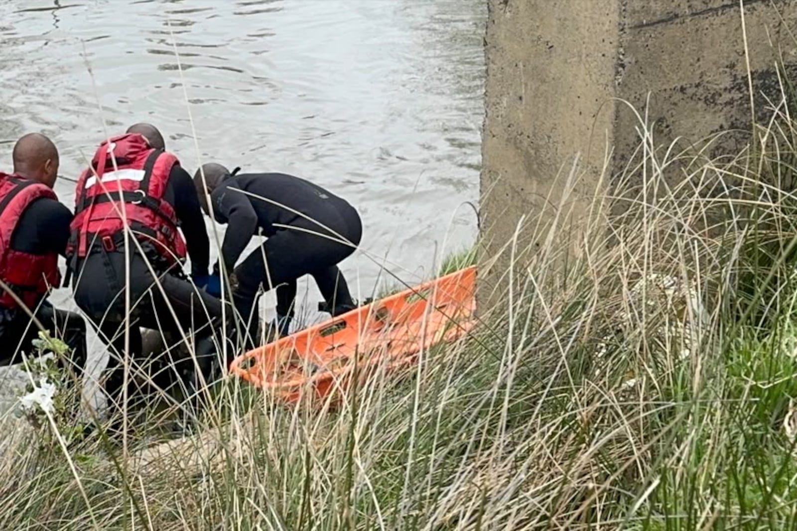 参与河道搜寻和打捞的救援人员。 / Rescue and Divers Team