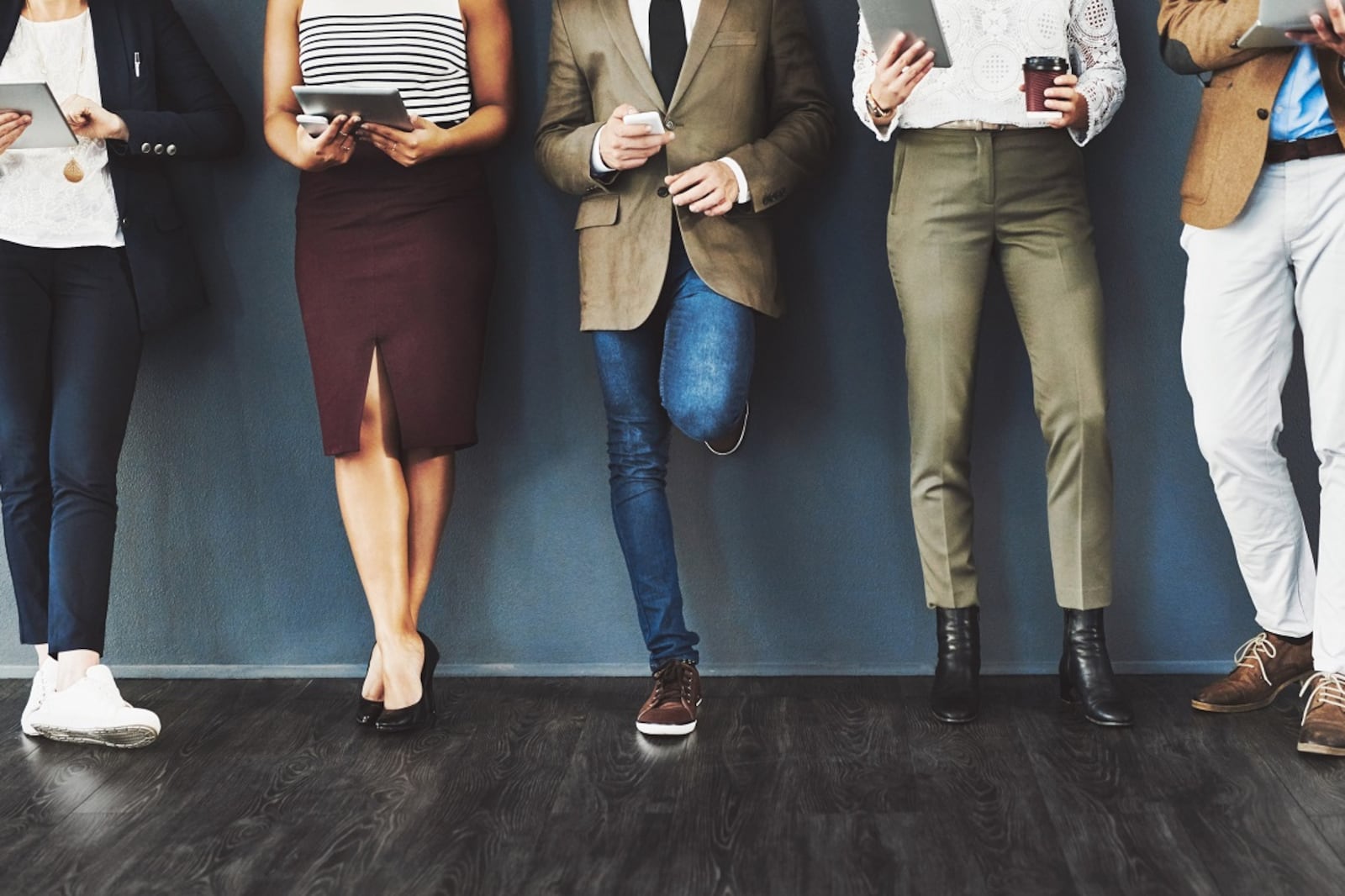 使用手机的消费者，移动通信服务示意图。 / 123RF/peopleimages12