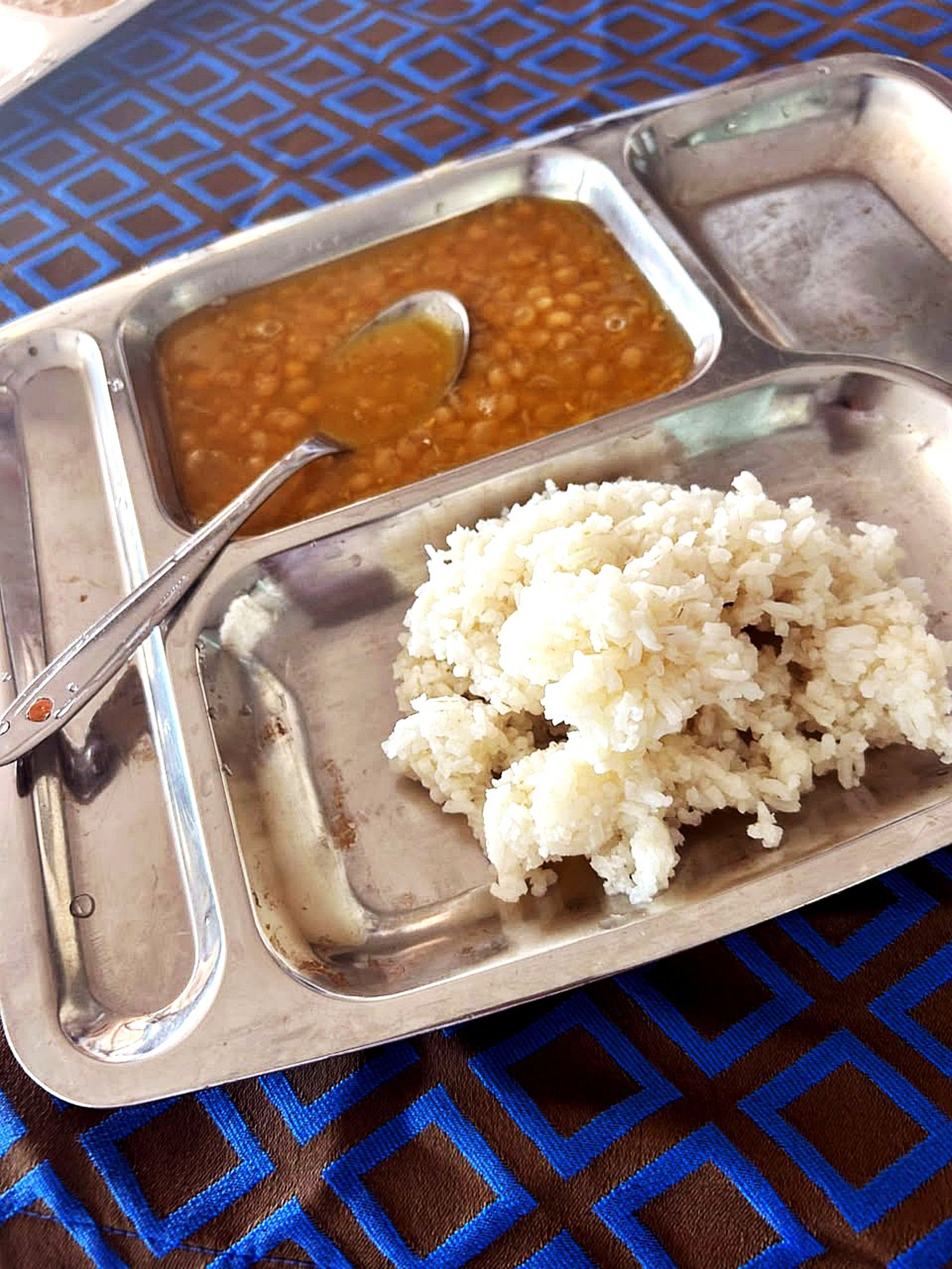 南非赴古巴医学生提供的餐食照片：米饭和稀扁豆汤。该学生称这是食堂常见餐食。 / Supplied ...