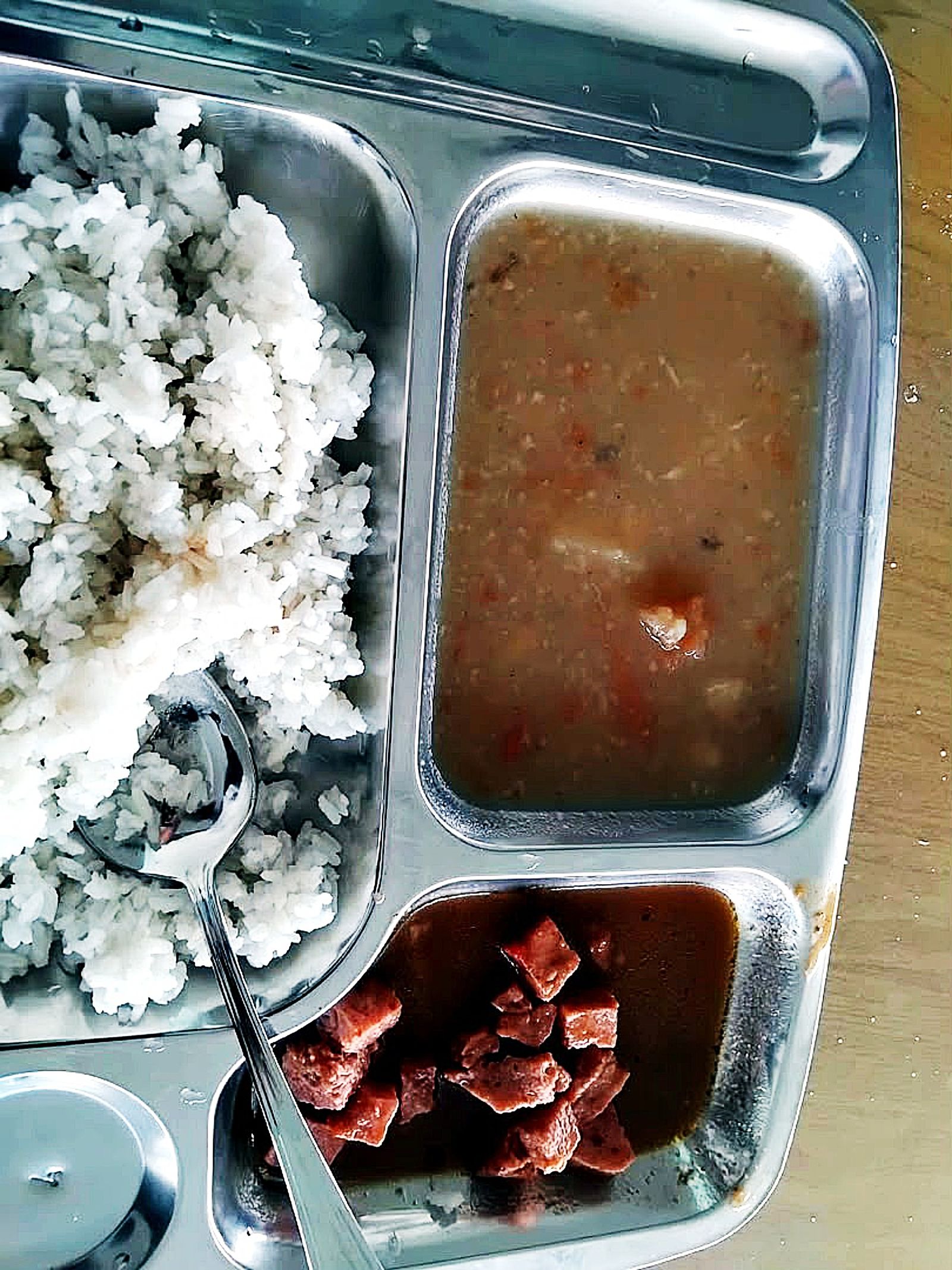学生提供的另一份餐食照片，包括米饭、稀汤和少量肉类。其称食物质量曾导致身体不适。 / Supplied ...