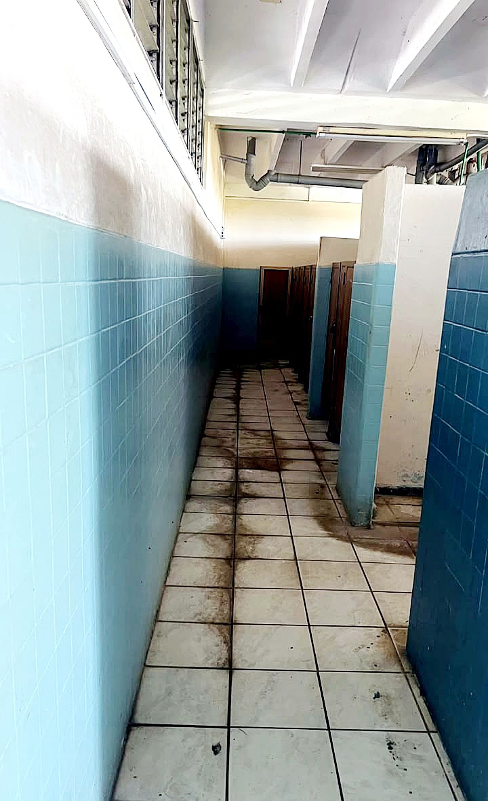 哈瓦那学生宿舍的厕所隔间。一名学生称，多达13人共用一个厕所。 / Supplied