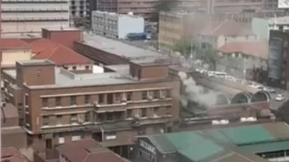 eNCA报道画面：德班南海滩附近Addington医院排出的烟雾。 / eNCA