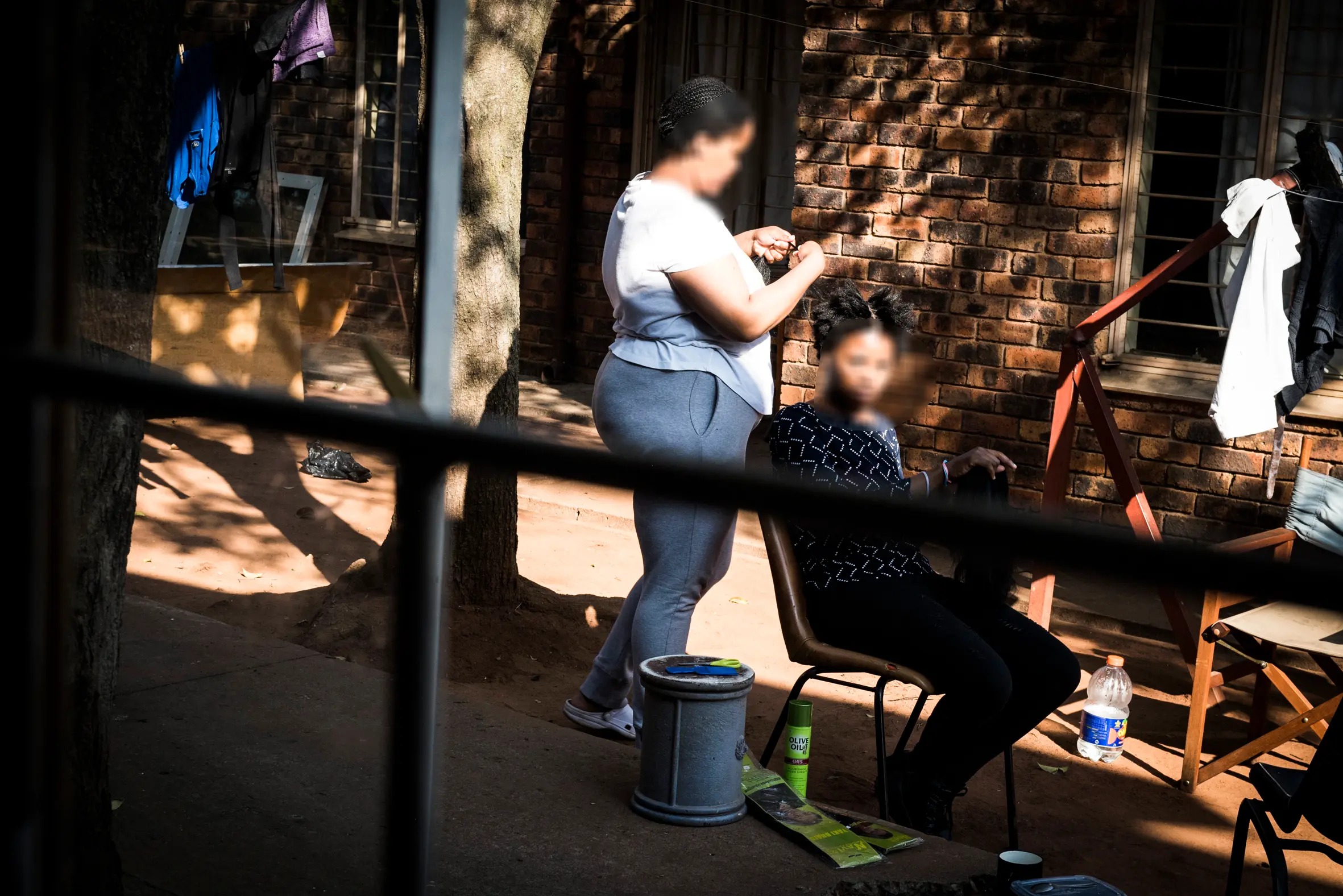 原文图注：一系列女性遇害事件及安全担忧令埃库鲁莱尼妇女持续感到恐惧。 ...