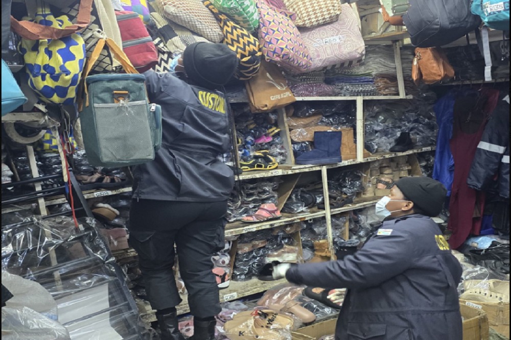 豪登警方在针对西兰德和Sedibeng地区27家商店的行动中，查获价值369310兰特的假冒商品。 / X: @SAPoliceSer ...