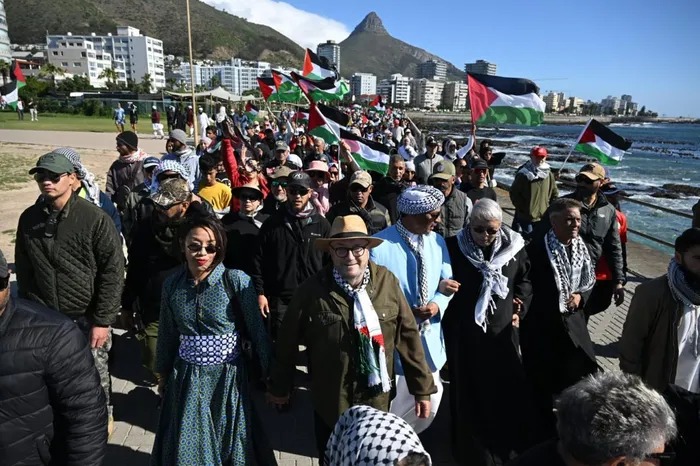 英国政治人物乔治·加洛韦和记者伊冯娜·里德利参加开普敦海点海滨的声援巴勒斯坦游行。 / Henk Kruger/ANA ...