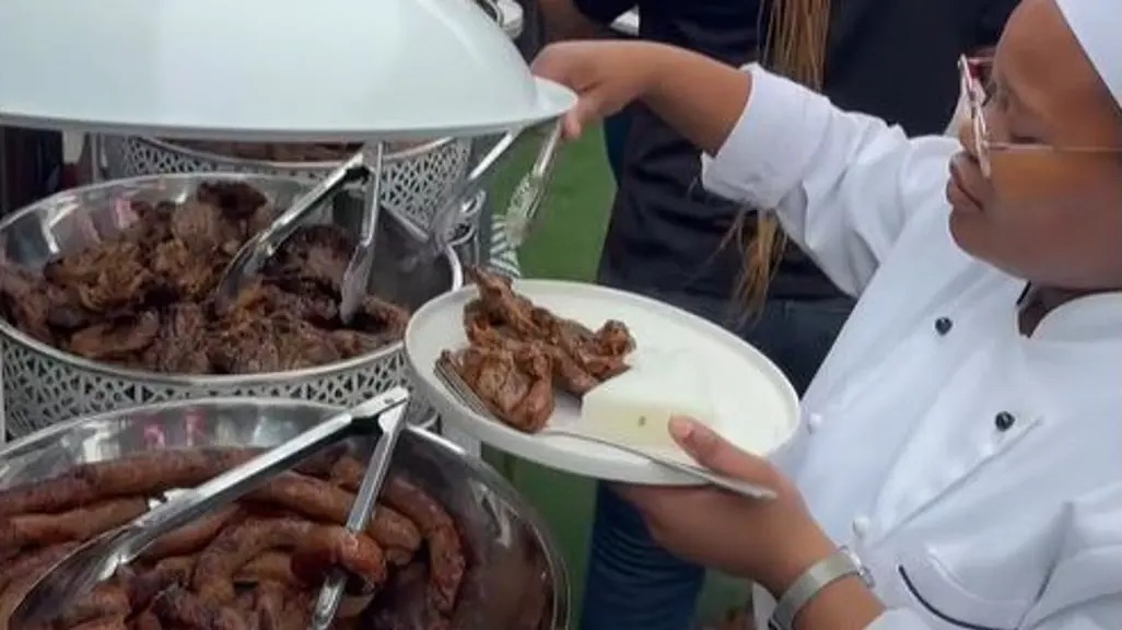 Mzoli’s在开普敦Gardens重新开业。 / Screenshot from Facebook video/Mzoli Meat, Grill & Gardens ...