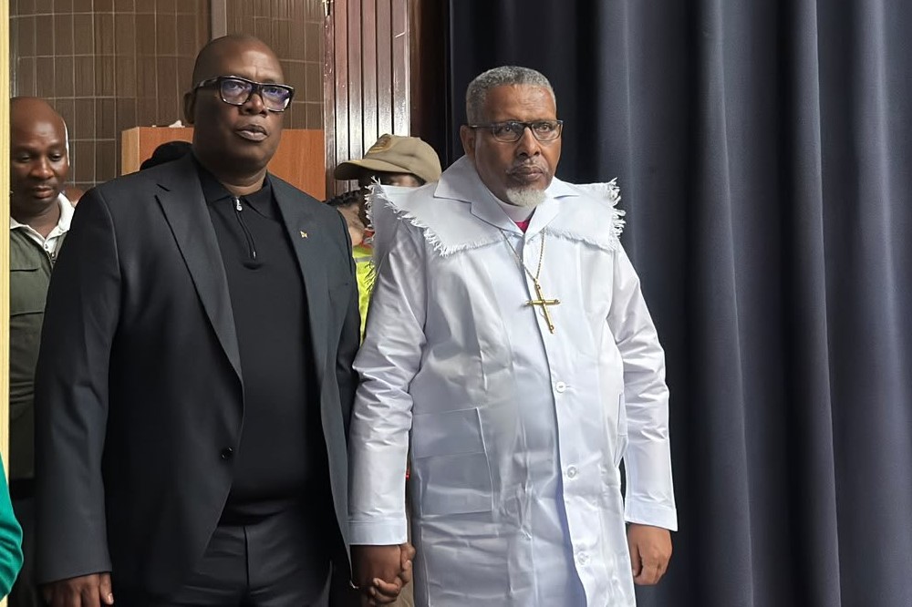 Panyaza Lesufi（左）率代表团参加2026年10月4日悼念女性遇害者的祈祷活动。 / X | @GautengANC ...