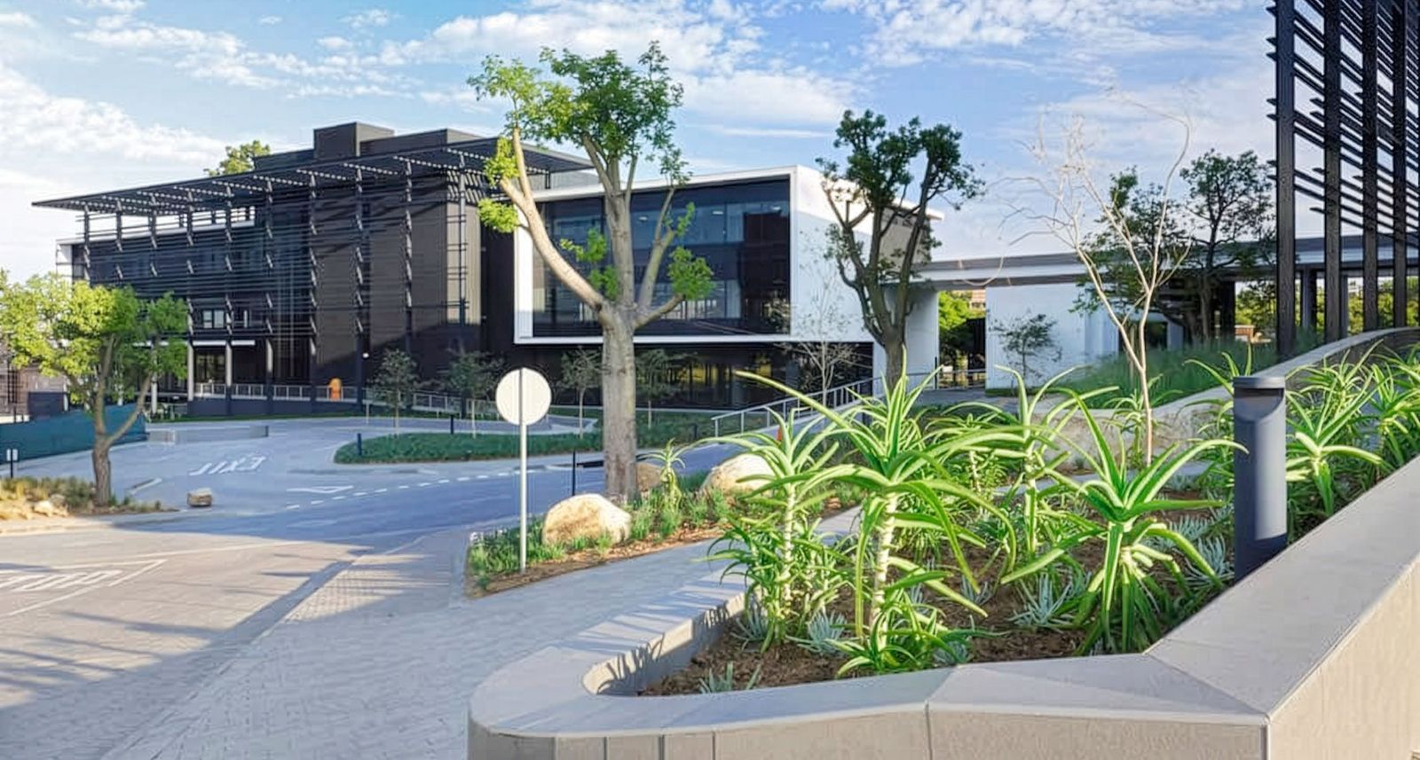 Emira旗下位于约翰内斯堡Bryanston商务区的Knightsbridge办公园区，获四星绿色建筑评级。 / Emira Property ...