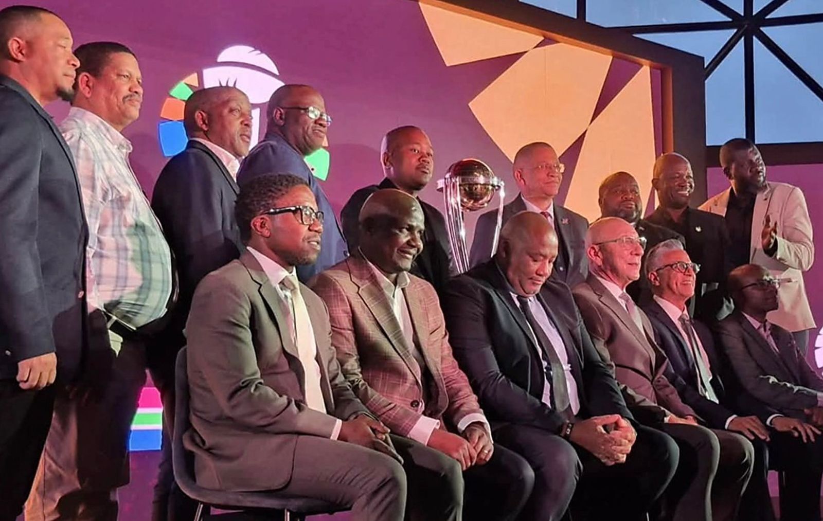 2027年板球世界杯赛程及门票抽签发布活动：McKenzie与组委会首席执行官Qondisa Ngwenya、组委会董事会主席T ...