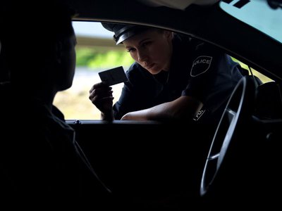 警员查看驾照卡。 / iStock
