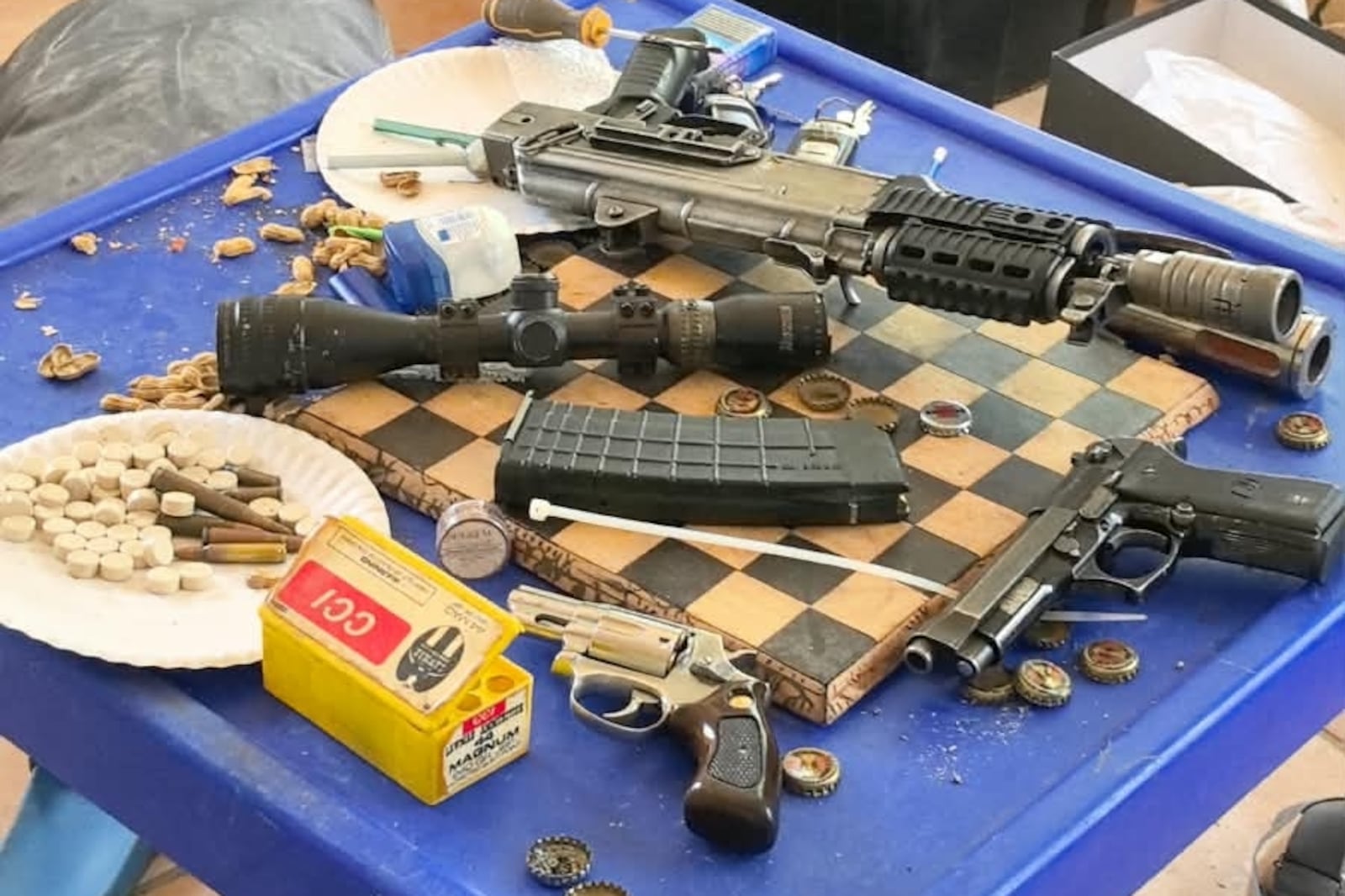 警方突袭哈特比斯普特大坝附近的涉嫌制毒窝点时，缴获一支步枪和三支手枪。 / SAPS ...
