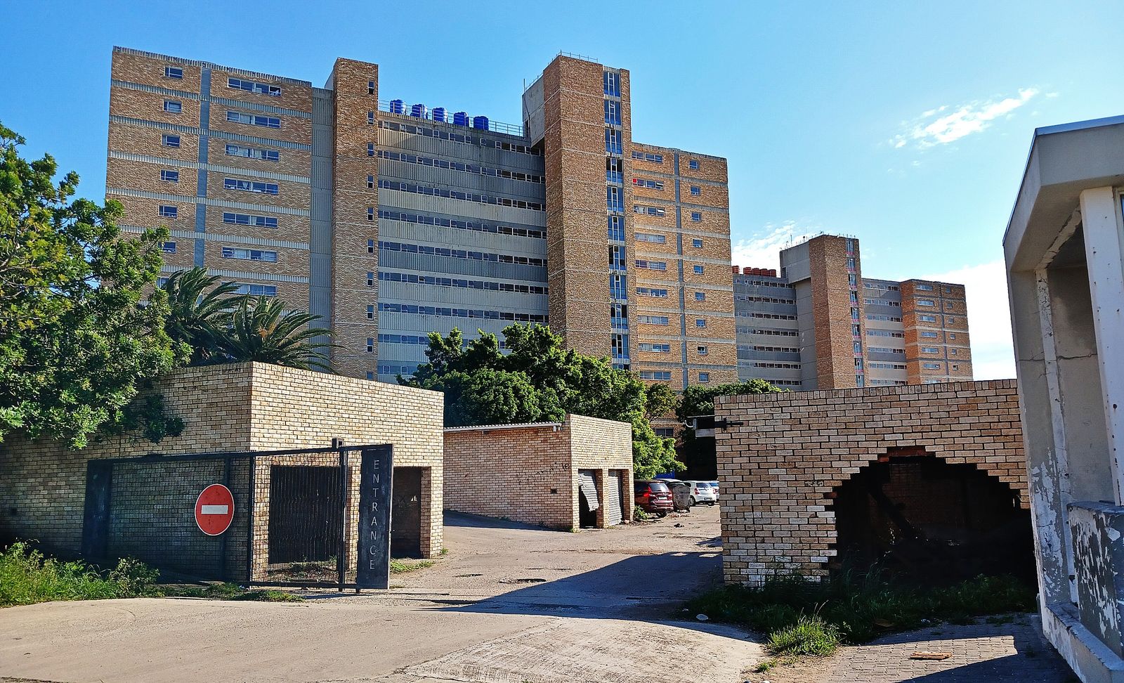 Algoa Park警察宿舍破败多年，纳尔逊·曼德拉湾民盟6月再次提出此事，促使公共工程与基础设施部长Dean Macp ...