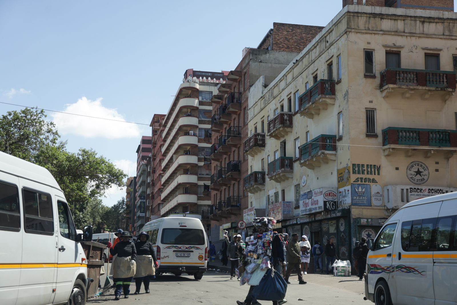 约翰内斯堡Wanderers Street上的行人和出租车；该路拟更名为Simeon Nkoane Street。 / Felix Dlangamandla ...
