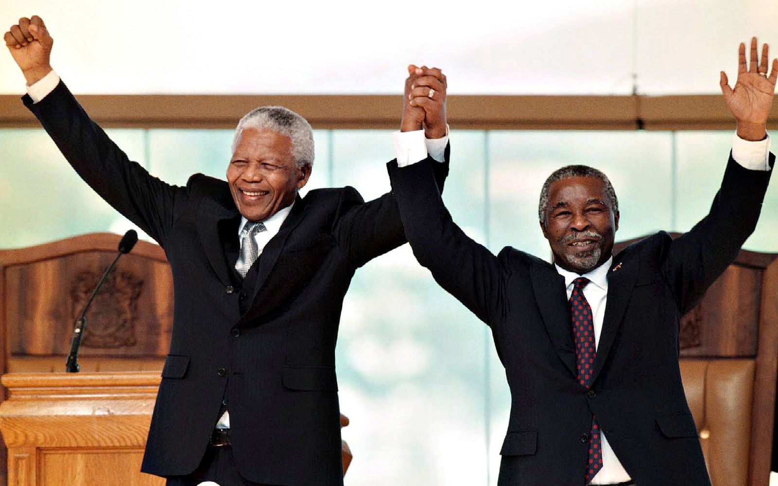 2004年4月27日，南非前总统Thabo Mbeki第二次就职典礼，与前总统Nelson Mandela合影。 / Gallo Images / Ch ...