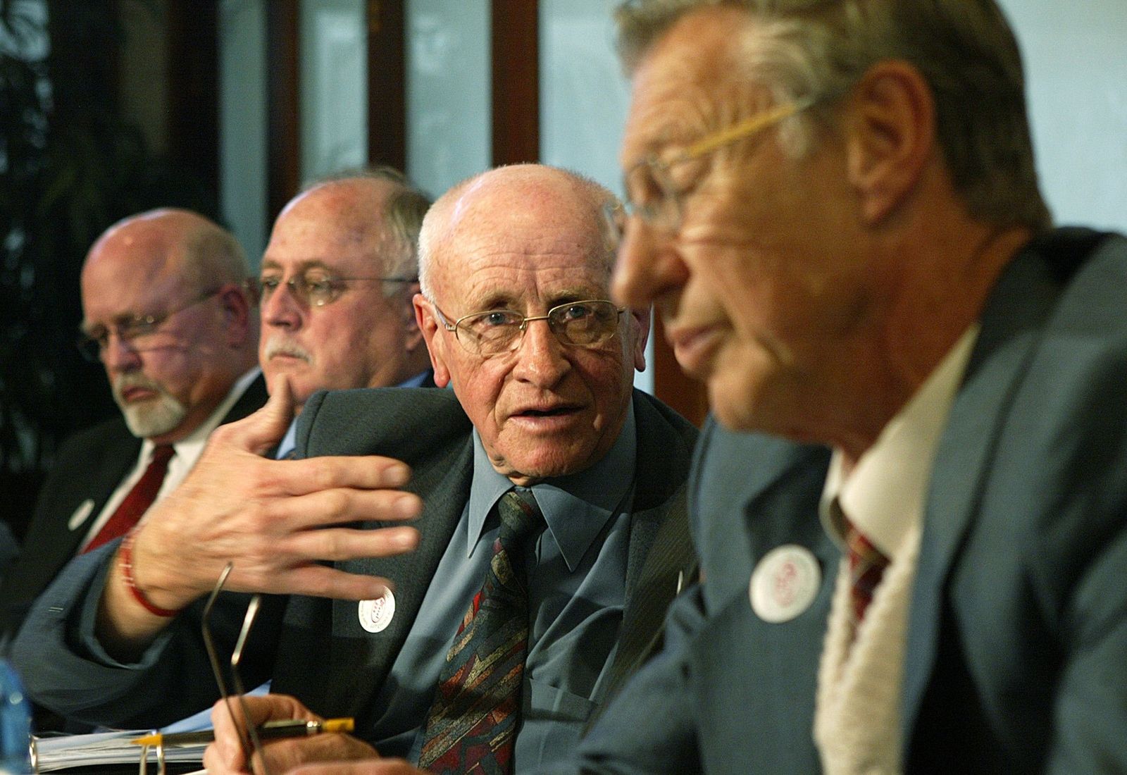 2007年8月17日，前法律与秩序部长Adriaan Vlok、前警察总监Johann van der Merwe及安全部门警官Gert Otto、 ...
