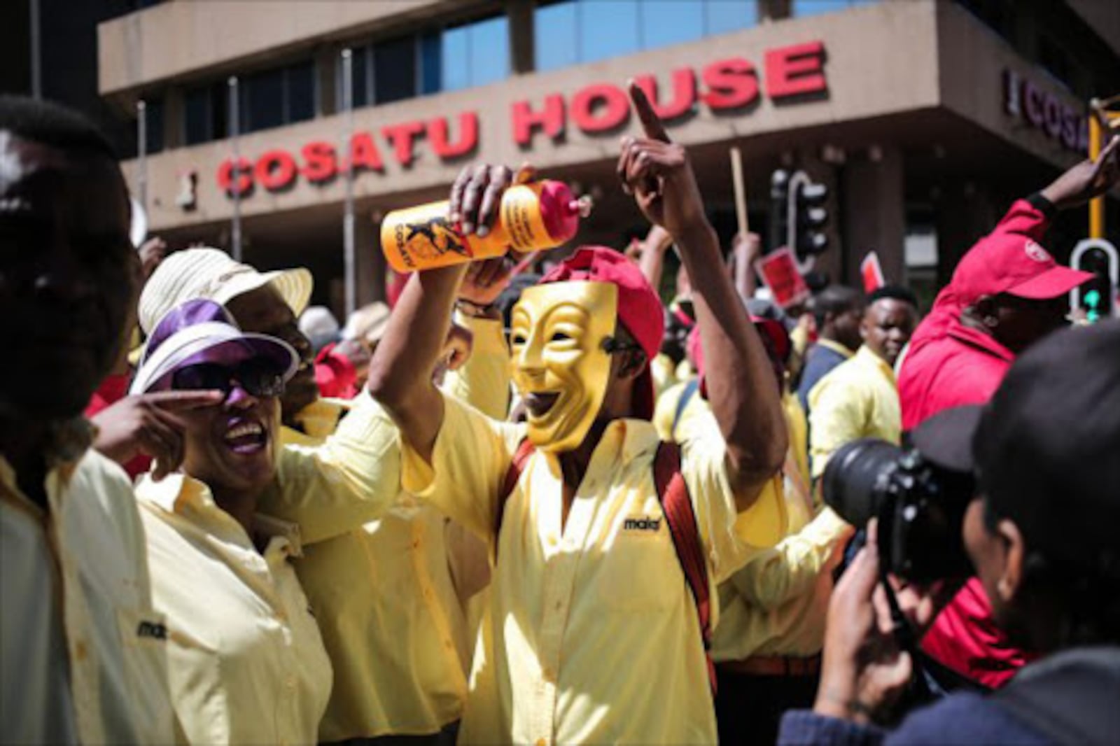 COSATU及其成员工会人员在Braamfontein的Cosatu House外。 / Alaister Russell