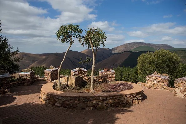 巴伯顿附近Makhonjwa Mountains地质路线的Lebombo观景点展示岩石及其形成历史。 / WIKUS DE WET/AFP via Ge ...