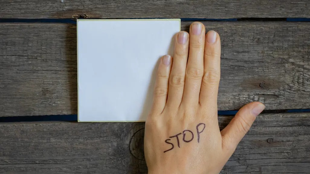 写有“STOP”的手掌示意图，并非涉案人员照片。 / 123rf.com