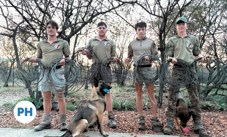 Ruhann Koekemoer、Anton Marais、Henri Brits 和 Alec Penn 展示移除的捕兽套。 / 供图 / Letaba Herald ...