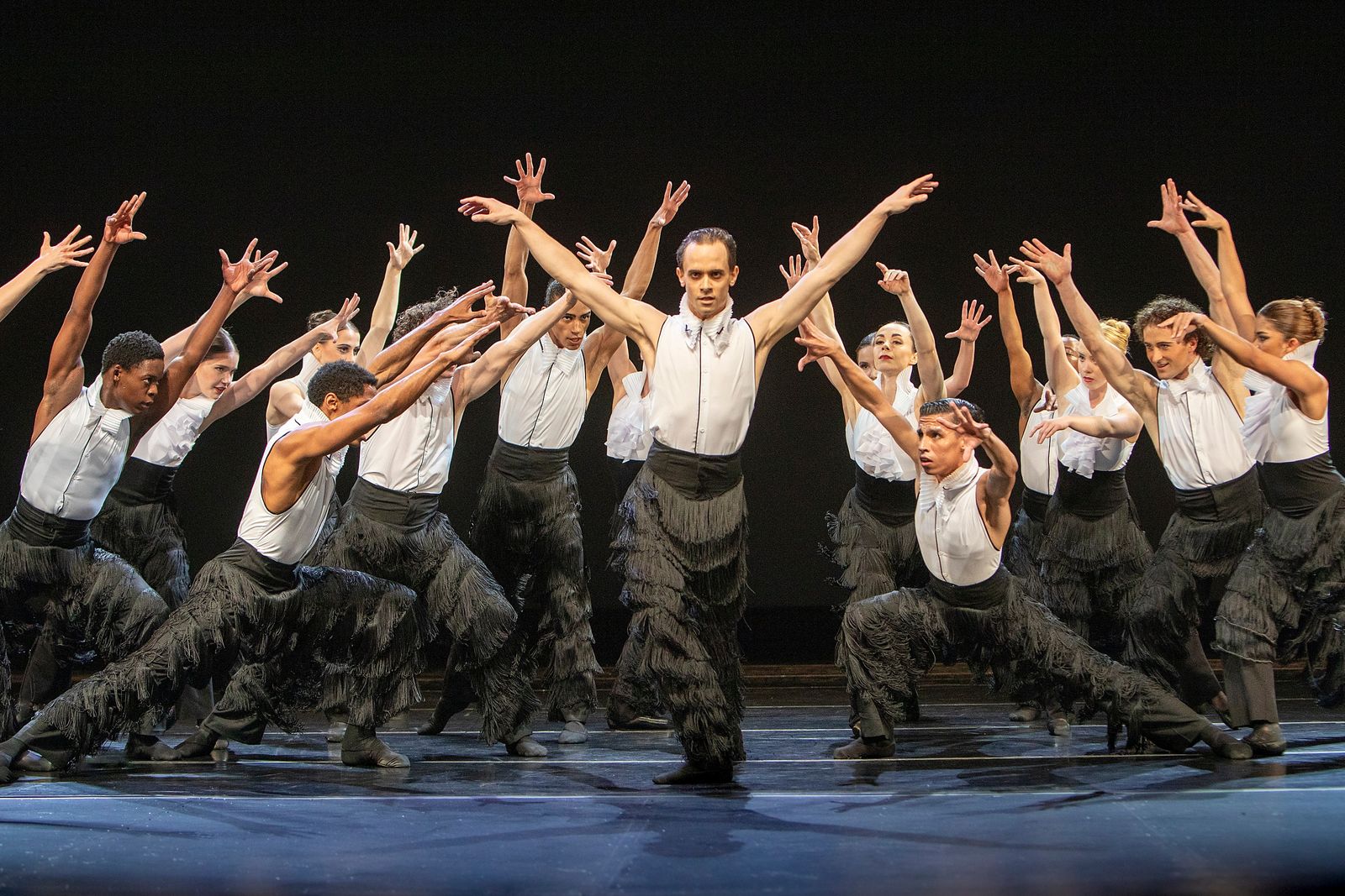 Nicolas Laubscher 与 Cape Ballet Africa 舞团表演 Michelle Reid 编导的《Duende》。 / Helena Fagan ...