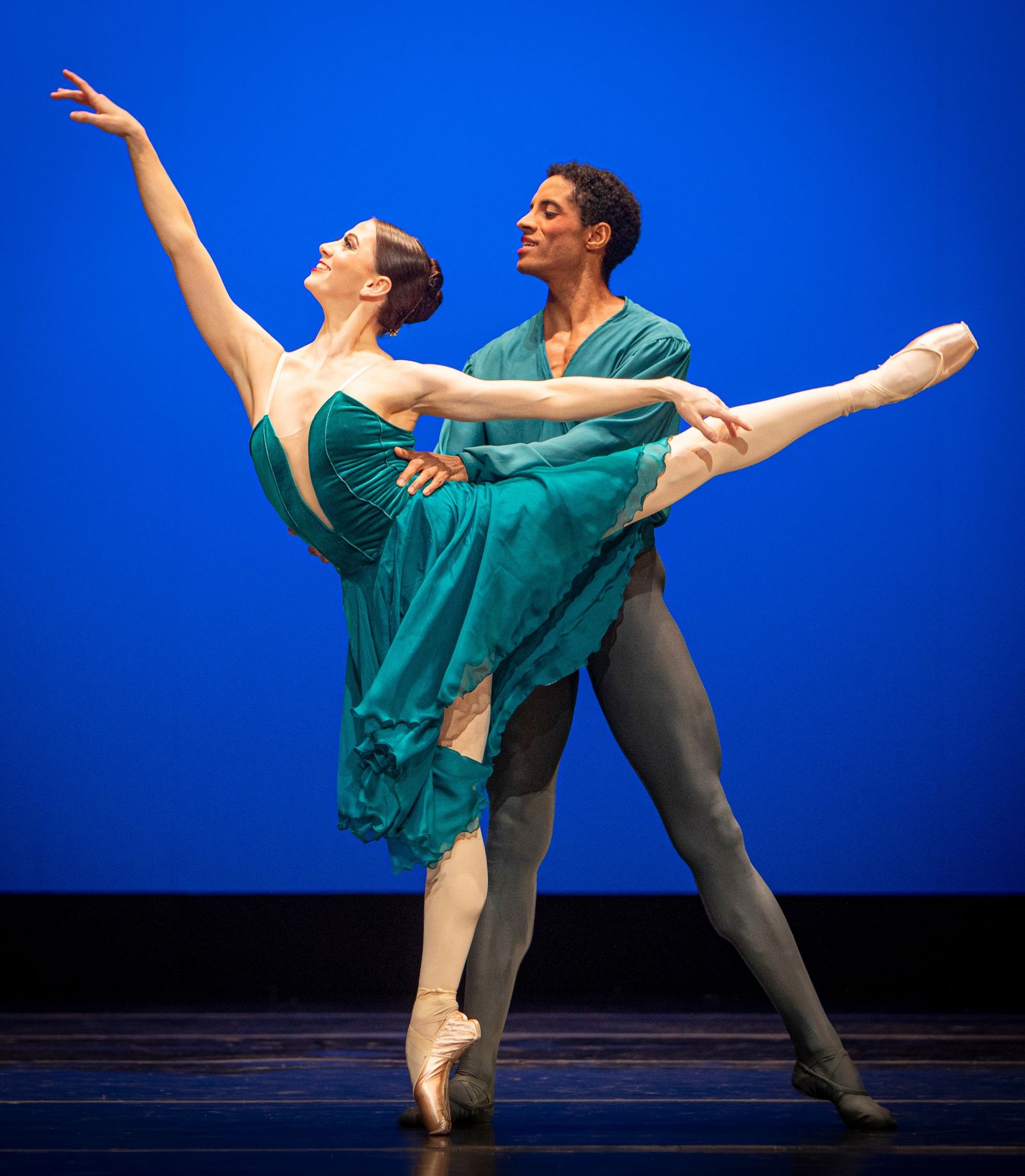 Paige McElligott 与 Gabriel Fernandes da Silva 表演巴兰钦的《Allegro Brillante》。 / Helena Fagan ...