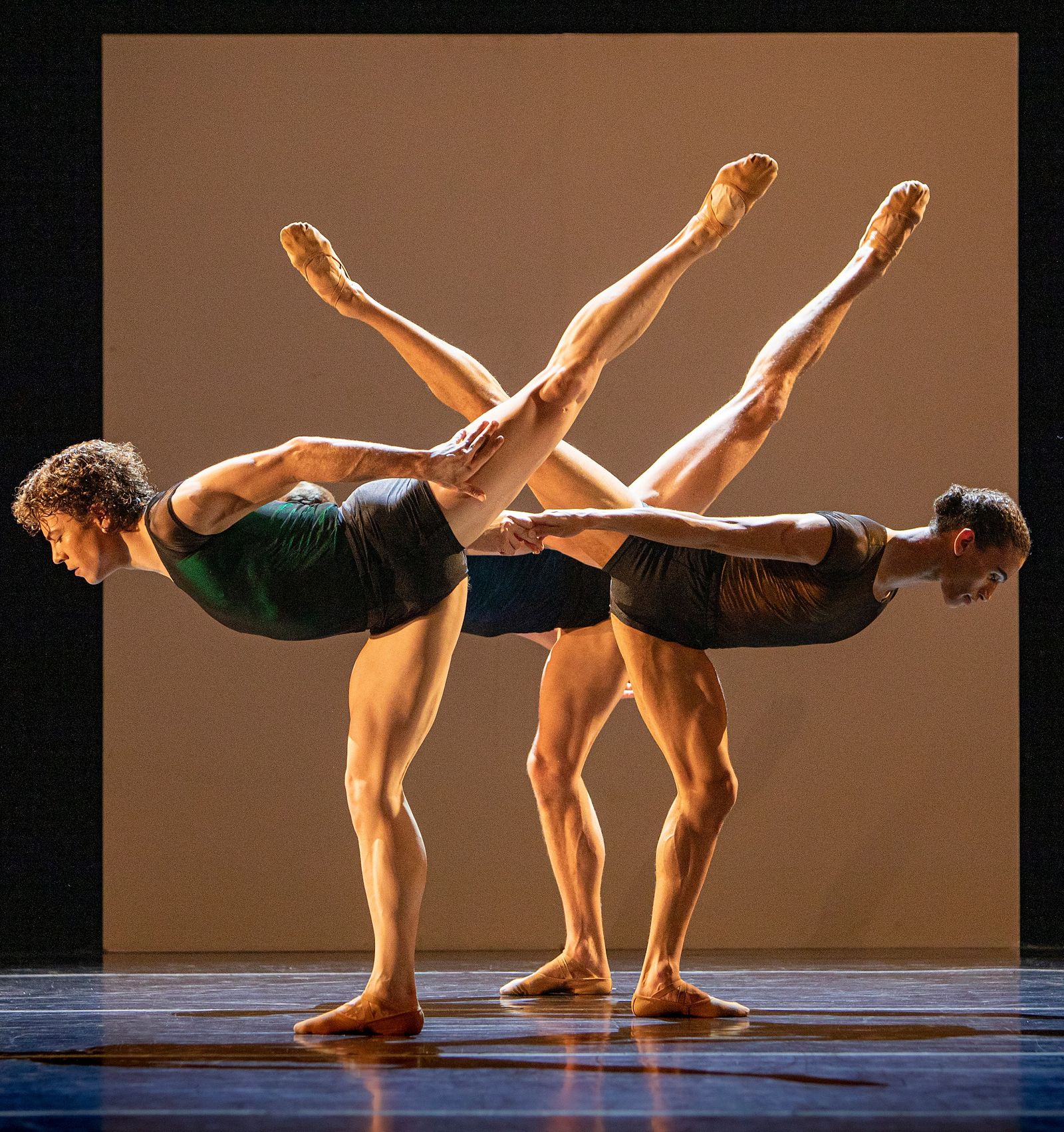 Jan Kotzé、Joshua Williams 与 Nicolas Laubscher 表演 Nacho Duato 的《Remanso》。 / Helena Fagan ...