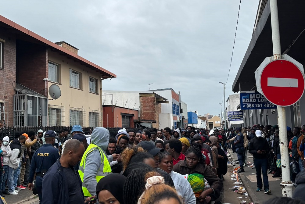 南非民众聚集在德班Che Guevara路的内政部难民接待中心外。 / Taliesha Naidoo / SABC News ...