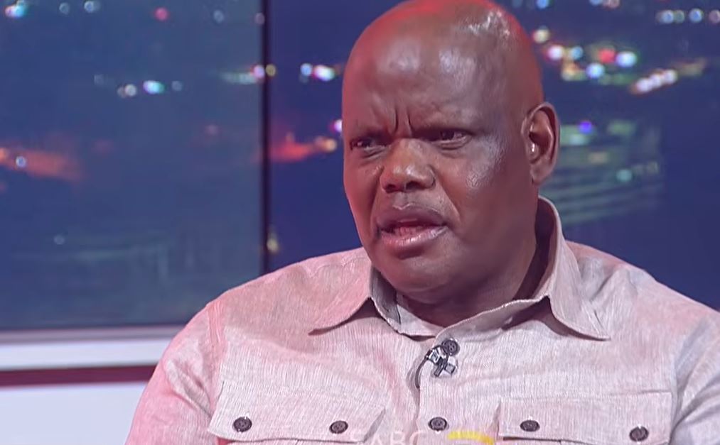 前代理国家警察总监Khomotso Phahlane于2026年10月6日接受SABC News采访。 / SABC News