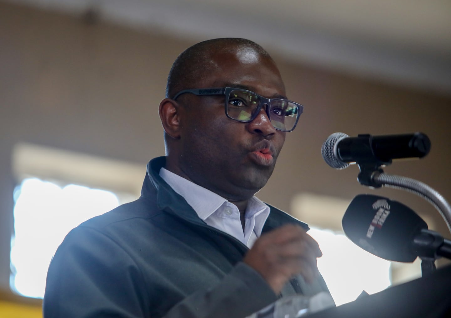 City Power首席运营官Charles Tlouane在Noordgesig社区会议上发言。 / Refilwe Kholomonyane