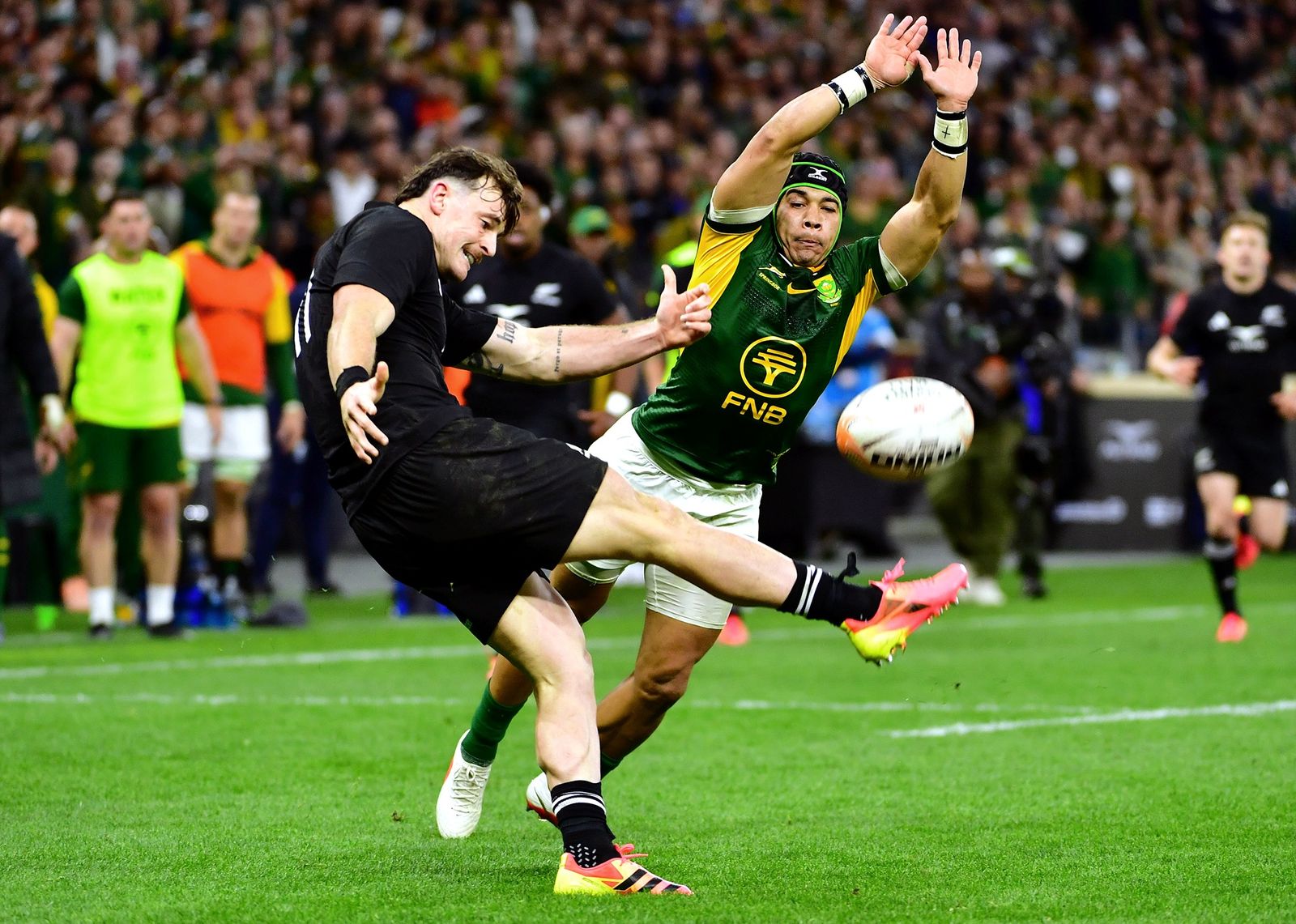 开普敦第二场测试赛中，新西兰球员Leroy Carter在南非球员Cheslin Kolbe施压下解围。 / Grant Pitcher／Gal ...