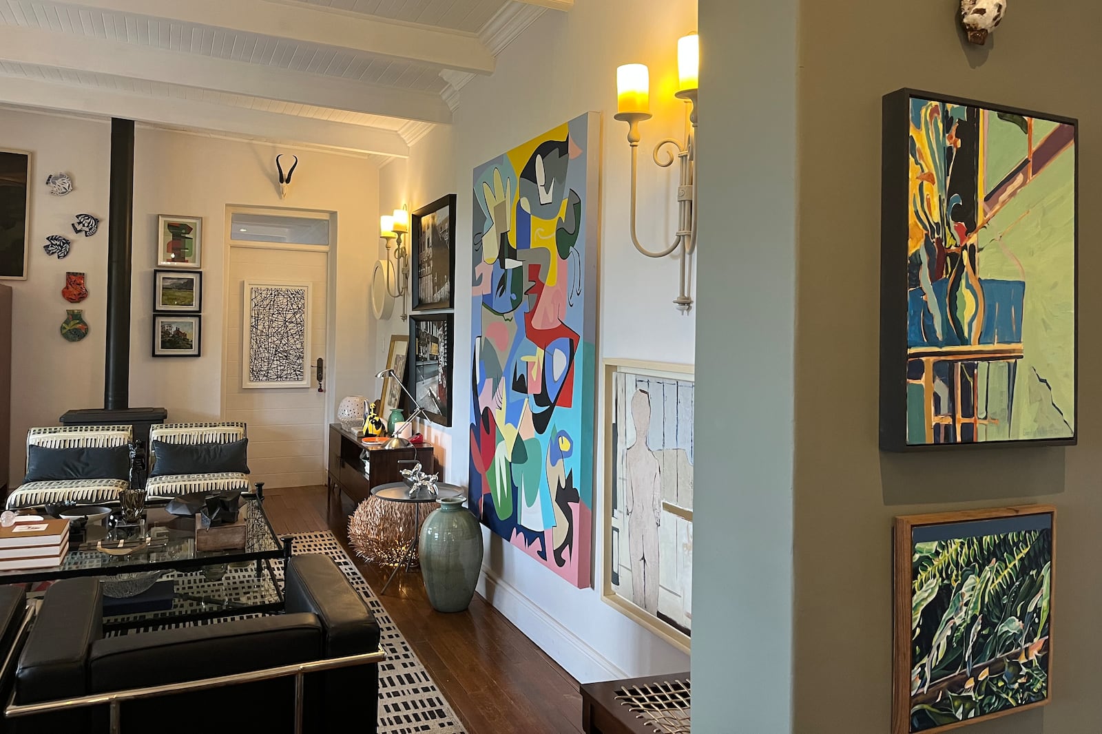 1 Royal Street Guesthouse的共同业主Antonio Tomazini和Ashley Stone收藏艺术品，并将多年收藏陈列在旅馆 ...