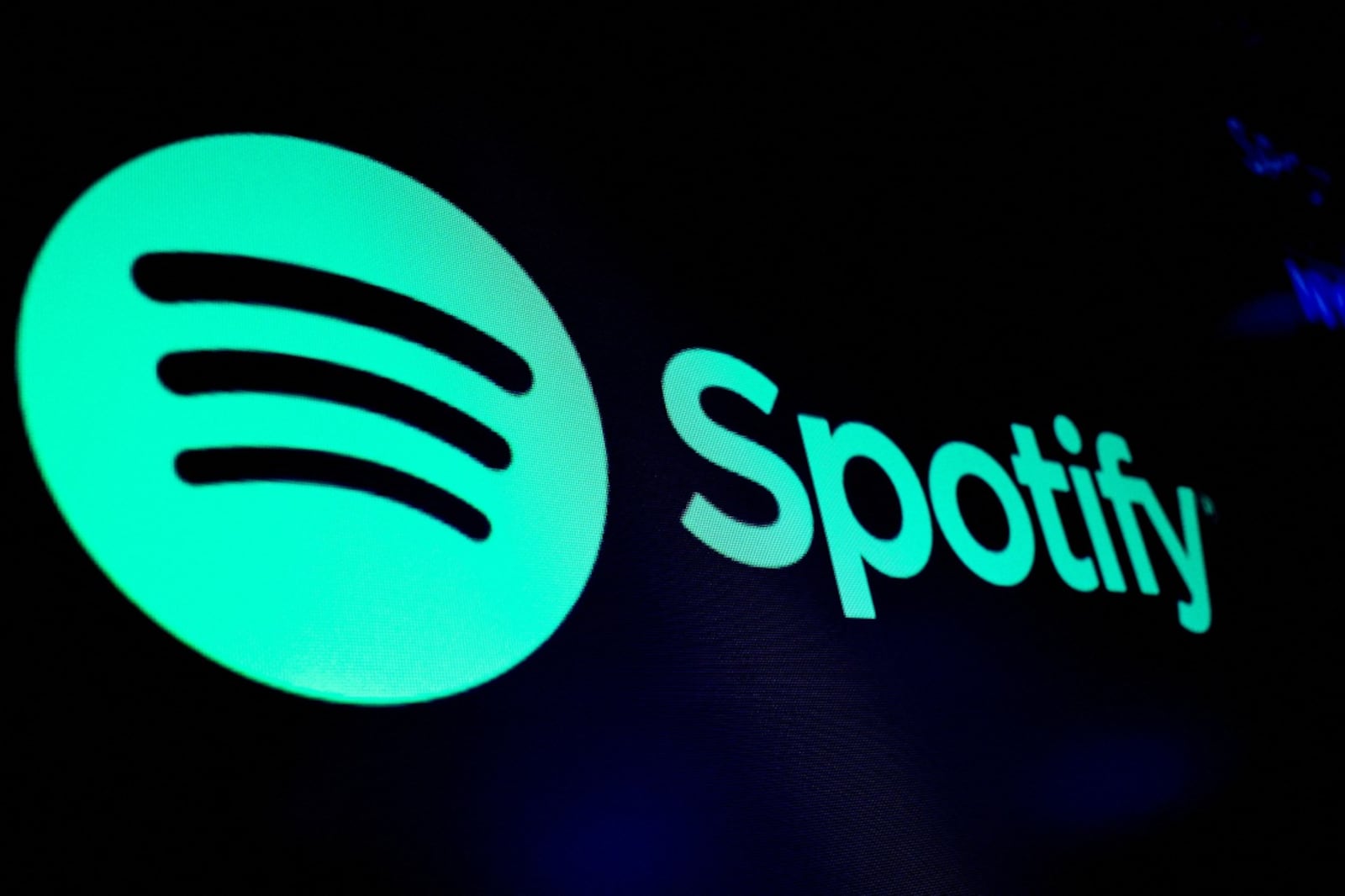 纽约证券交易所内显示Spotify标志的屏幕（原文新闻配图）。 / Brendan McDermid／REUTERS ...
