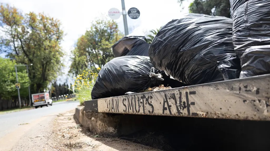 约翰内斯堡Jan Smuts Avenue人行道上堆放的待清运垃圾。 / Supplied / Our City News