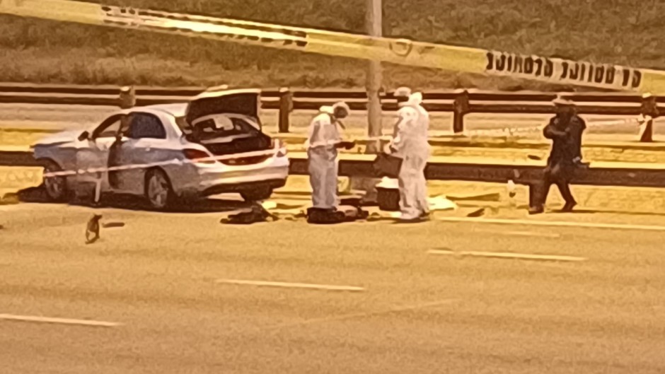 警方与疑似运钞抢劫嫌疑人追逐过程中发生撞车，三名平民受伤。 / Photo supplied ...