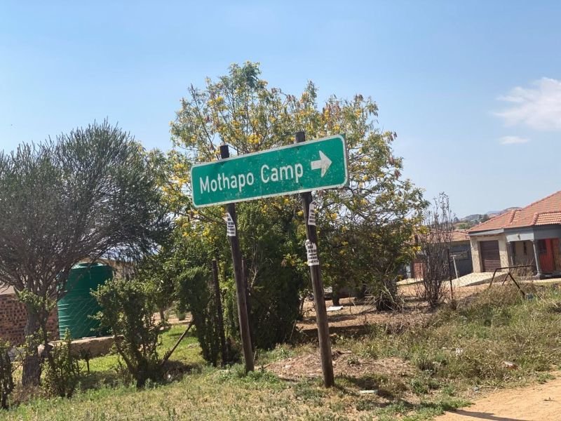 原文配图；原图说明介绍Ga-Magowa青年对地方选举与就业的看法。 / Thabiso Machaka / JacarandaFM Newswatc ...