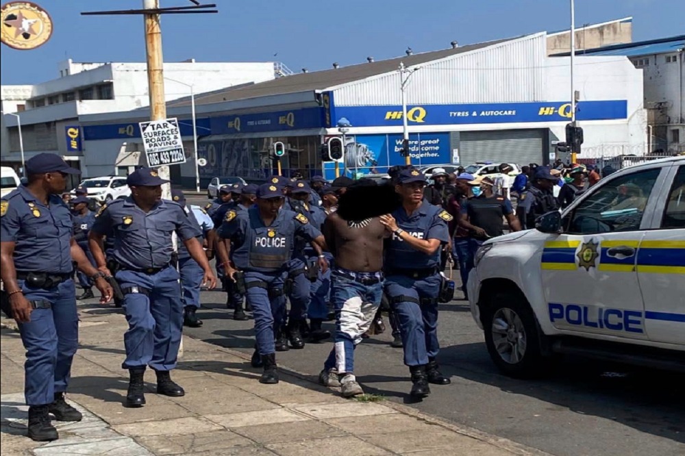 夸祖鲁-纳塔尔省抗议期间，警方已逮捕25人。 / Facebook: South African Police Service ...
