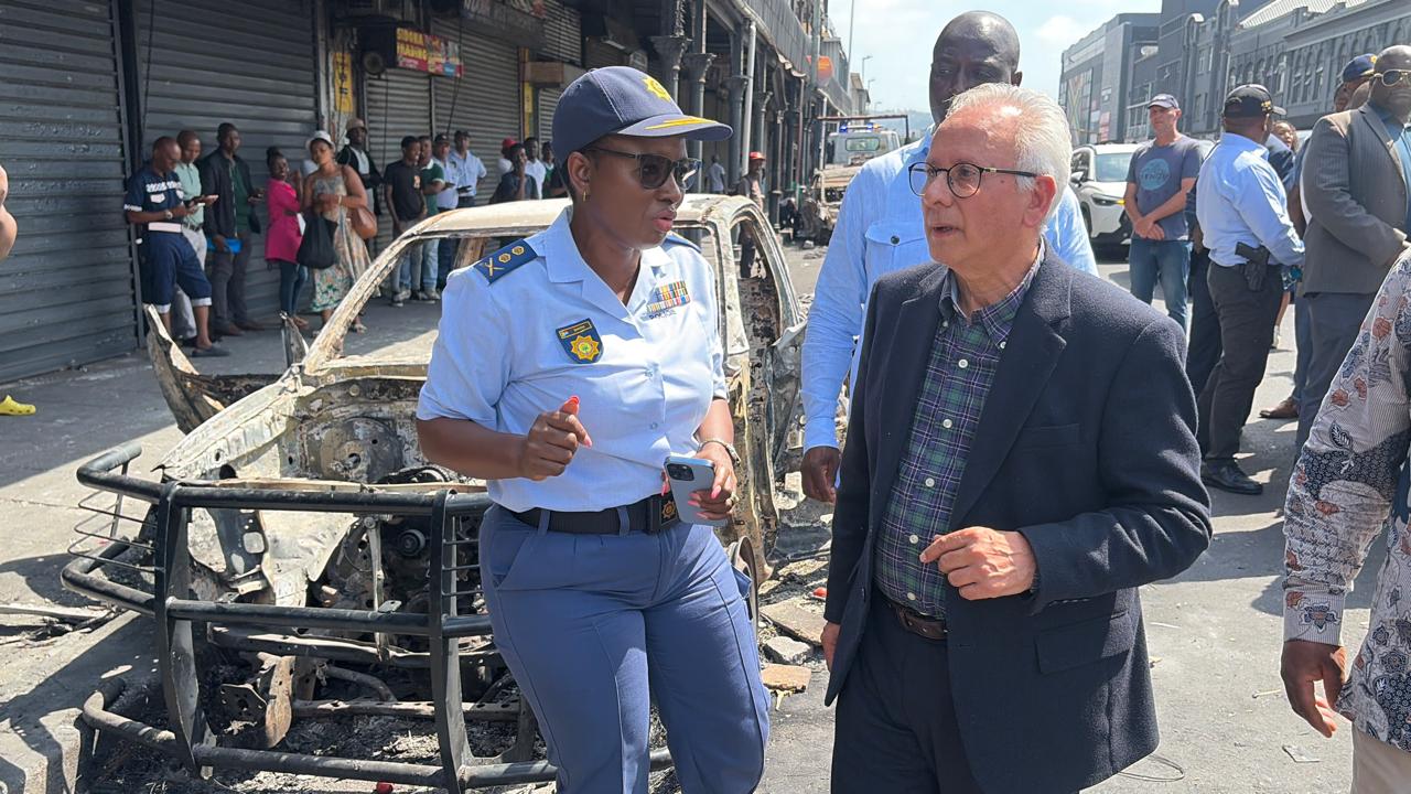 代理警察部长Firoz Cachalia在德班市中心查看抗议造成的损失。 / Thabiso Goba/EWN