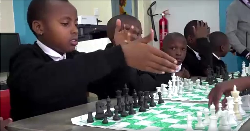 2026年9月，儿童在肯尼亚内罗毕基贝拉的希望中心学校下国际象棋。 / © Africanews ...