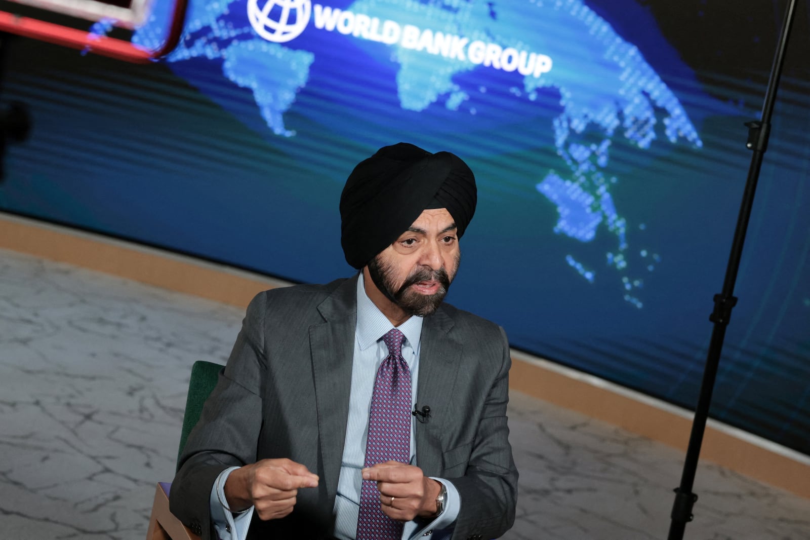 资料图：2026年4月10日，世界银行行长Ajay Banga在美国华盛顿。 / Reuters / Jonathan Ernst ...