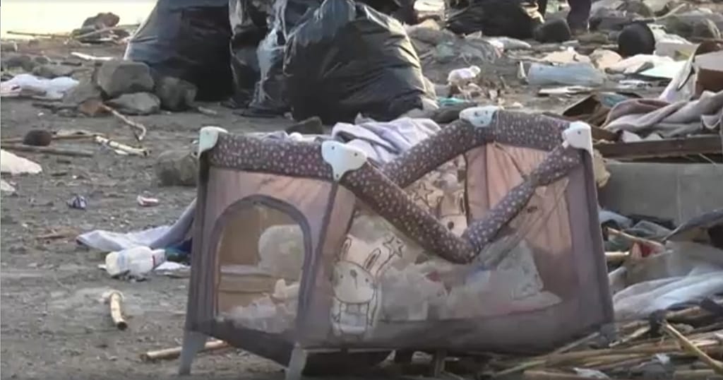 2026年10月11日，休达海滩移民营地清理后留下的杂物。 / © Africanews；原页图片署名：Cleared ...