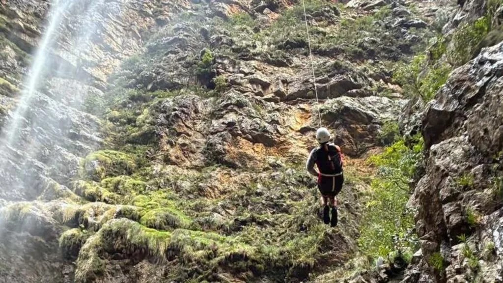 斯泰伦博斯学生在Jonkershoek跌落四米后由直升机救出（原文配图）。 / Wilderness Search And Rescue WSAR  ...
